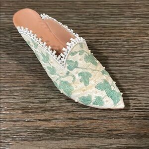 Just The Right Shoe Green and Cream Decor Accents